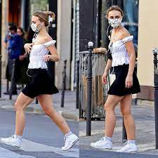 Despite The Rightly Worn Mask Lily Is As Always Unmistakable For Beauty And Personality My Princess Ar Lily Rose Depp Style Lily Rose Lily Rose Melody Depp