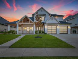 Brand New Modern Cool Luxury Home In The Grand Wyatt Poindexter Keller Williams Realty Elite Oklahoma Luxury Luxury Homes Real Estate Houses Modern Luxury