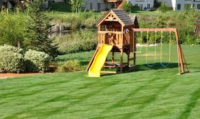 Il est recommandé que l'aire de jeux avec balançoire, toboggan et cabane ne couvre pas tout votre jardin. Balancoire Toboggan Criteres De Choix Et Prix Ooreka