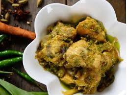 Kombinasi ayam goreng renyah diselimuti sambal cabai hijau yang pedas menyengat menjadikan sajian ayam ini terasa istimewa. Ayam Sambal Hijau Rasa