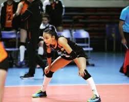 2021 yılı itibariyle 33 yaşında olan milli voleybolcumuz 2012 yılında ufuk çalık ile evlenmiştir. Simge Akoz Voleybol Kariyer Biyografiler