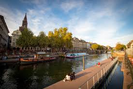 Artistes et musiciens, reconnus ou amateurs, partagent leur passion pour la musique avec le public pour la capitale alsacienne fait la part belle à la musique, avec des dizaines de scènes installées dans les rues et sur les places. Fete De La Musique 2020 A Strasbourg Une Fete Itinerante