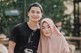 Ayahnya adalah seorang pendakwah yang kerap tampil di layar kaca. Anti Jaim Jaim Klub Alvin Faiz Pamer Wajah Dijaili Istri Yang Bikin Ngakak Matamata Com