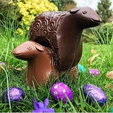 La Chasse Aux Oeufs Prend Des Airs De Saute Mouton Avec Bcook Leblog Bon Dimanche De Paques A Tous Outdoor Decor Decor Garden Sculpture