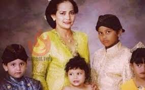 Bell ngasri interview orang afrika kami bawakan khas dari somalia untuk anda wajib tonton. Tak Ramai Yang Tahu Artis Indonesia Ini Rupanya Isteri Kepada Menteri Malaysia Metro Daily