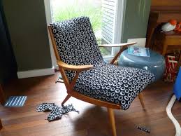 uiteindelijke resultaat van opnieuw gestoffeerde stoel ook het binnenwerk vernieuwd elders op het bord staat een detail gestoffeerde stoelen stoelen huis