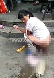 New mum was filmed in china carrying her tot home in one hand while holding her groceries in the other. Woman Unexpectedly Gives Birth Standing Up In Busy Street As Baby Hits Tarmac With Sickening Thud Mirror Online