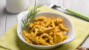 Straccetti di pollo (fettine di pollo tagliate in piccoli pezzi). Straccetti Di Pollo Curcuma E Limone Cremosi Veloci E Con Un Tocco Esotico