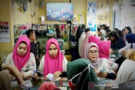 Informasi harga emas terupdate dan terpercaya. Emak Emak Serbu Toko Perhiasan Antara News Kalimantan Selatan