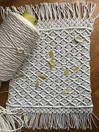Anleitung für makramee armband in regelmäßigem schlangen pattern und mit jeder menge messingperlen. Boho Makramee Makrameeseil Makrameeteppich Produkte Boho Makramee Makrameeseil Mak Makramee Teppich Anleitung Makramee Muster Anleitung Makrame Muster