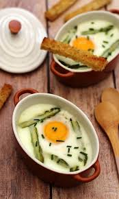 Oeuf Cocotte Aux Asperges Et Fromage Ail Et Fines Herbes Amandine Cooking Oeufs Cocotte Recettes De Cuisine Aliments Cetogenes