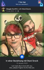 Not the best picture but it's my one year anniversary with peepeepoopoo man  and he got me a frog!!! His name is Hamilton and he's very polite and  handsome. Also has a