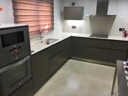 Además, si aparte de recibir visitas te gusta cocinar en familia, esta cocina con isla central es perfecta para ti. Cocinas Blancas Y Grises En Tendencia Quieres Saber Por Que Encimeras Online