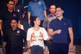 Dennis verbaas uit lisse of dato dennis muhammad abdullah echtgenoot van prinses aminah van johor. Dennis Muhammad Abdullah