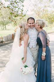 Beach Wedding Bride And Mother Of Groom Kiss Mother In Law Weddings Beach Wedding Dress Wedding Outfit Mother In Law Dresses