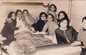 Classic أخر صورة لعبد الحليم حافظ قبل وفاته بساعات في facebook. Ø¢Ø®Ø± Ù…Ø§ Ø·Ù„Ø¨Ù‡ Ø¹Ø¨Ø¯Ø§Ù„Ø­Ù„ÙŠÙ… Ù‚Ø¨Ù„ ÙˆÙØ§ØªÙ‡ Ø¹Ø¬Ø² Ù„Ø³Ø§Ù†Ù‡ Ø¹Ù† Ù†Ø·Ù‚Ù‡ ÙÙƒØªØ¨Ù‡ Ù‚Ù„Ù…Ù‡