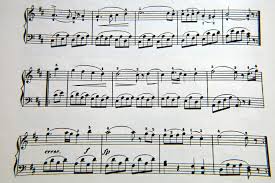 Persino progressioni di accordi semplici e ripetitive hanno il potere di trasmettere una gamma complessa di emozioni e idee musicali. Come Imparare A Suonare Il Piano Guida Per Principianti