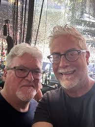 Jeremy Earp's Instagram, Twitter & Facebook