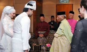 Waris sultan johor, tengku abdul rahman dikuasai oleh belanda dan bugis. Aku Adalah Cucu Tuanku Munawir Dengan Engku Fatimah Zaharah