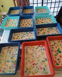 Hajat hati untuk membuat puding roti bakar dan telah pun beberapa hari lepas membeli bahan bahan 12 keping roti putih/gardenia (tak perlu buang kulit tepi). Puding Roti Sukatan Cawan