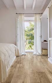 Die wohnung befindet sich im zentrum sibeniks, einer mittelalterlichen stadt an der adriaküste. Einrichtung Und Bodenbelag Eines Schlafzimmers Im Shabby Chic Marazzi