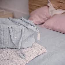 Notre Cabas Aqua Fait Deja Fureur Il Est Doux Matelasse Ferme Avec Un Zip Dore Et Un Ruban De Coton Ecru Il Servira De Sac Week End Ou Sac De Sport