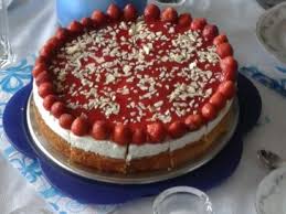 Wenn auch das vollbracht ist, wird der tortenrand gelöst und für die spaghetti eis. Spaghetti Eis Torte Fur Alle Erdbeer Und Kuchenfans