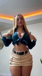 Sarah Estanislau, una tiktoker de cabello rubio, bailando con poca ropa -  Dale Porno