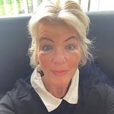 Hi I'm looking for someone who would be able to flag my front garden and  cut an apple tree down in my backgarden for a reasonable price. If they can  come and