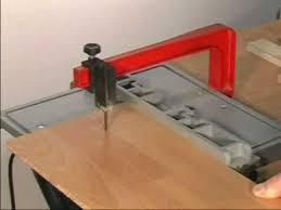 Sie möchten kleine holzstücke bearbeiten und fein zu recht schneiden? Stichsage Als Dekupiersage Laubsage Gerade Sagen Www Neutechnik De Stichsagetisch Stichsagetisch Stichsage Sagetisch
