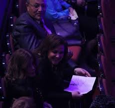 انهارت الفنانة ميرفت أمين على صديقتها الراحلة دلال عبد العزيز التي توفيت اليوم السبت 7 أغسطس، عن عمر يناهز 61 عاما متأثرة بمضاعفات فيروس كورونا و تليف في الرئة، وفور علمها بوفاة صديقة عمرها انهارت من البكاء، وذهبت إلى المستشفى لإلقاء نظرة الوداع على. Ø´Ø§Ù‡Ø¯ÙˆØ§ Ù…ÙŠØ±ÙØª Ø£Ù…ÙŠÙ† Ø¨Ø¯ÙˆÙ† Ù…ÙƒÙŠØ§Ø¬ ÙˆØ¯Ù„Ø§Ù„ Ø¹Ø¨Ø¯ Ø§Ù„Ø¹Ø²ÙŠØ² ØªØ¸Ù‡Ø± Ø¨Ø¹Ø¯ Ø²ÙØ§Ù Ø¥ÙŠÙ…ÙŠ ÙˆØ¥Ù„Ù‡Ø§Ù… Ø´Ø§Ù‡ÙŠÙ† Ø¨Ù†Ø¸Ø§Ø±Ø© Ø·Ø¨ÙŠØ© Ù…Ø¬Ù„Ø© Ù‡ÙŠ