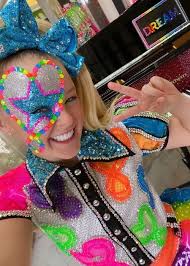 But siwa quickly found a second act, becoming a huge social media celebrity thanks to her youtube channels. Jojo Siwa Height Weight Age Boyfriend Family Facts Biography