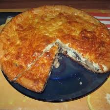 пирог из слоеного теста с курицей грибами и сыром Pin Na Doske Pirozhki