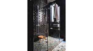 En jouant sur les matières, le noir et le blanc s'accordent parfaitement dans une salle de bains. 20 Salles De Bains Noires Qui Nous Ont Tape Dans L Oeil