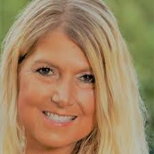 Lori Toth's Instagram, Twitter & Facebook