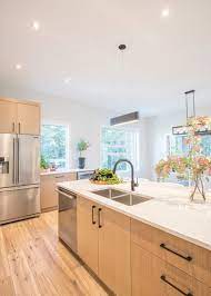 Whether your kitchen is a throwback or brand new, decorating with oak cabinets and white appliances is easier than you think. Beautiful Flat Panel White Oak Kitchen Cabinetry With White Countertop A Beautiful Kitchen With Am White Oak Kitchen Modern Maple Kitchen White Modern Kitchen