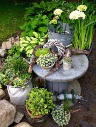 Decorer Le Jardin Avec Objets De Recuperation Ou L Esthetique Ecologique Decoration Jardin Deco Jardin Jardins