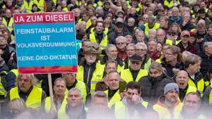 Sursa citată a explicat că, spre exemplu, o parte din proprietarii de mașini diesel sunt menajerele de la marginea orașelor, care lucrează în nordul orașului koln, pentru 12 euro pe oră. Au IeÈ™it In StradÄƒ DupÄƒ Ce AutoritÄƒÈ›ile Au Interzis MaÈ™inile Diesel Vechi