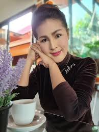 หญิงลี ศรีจุมพล, นุชนาถ ศรีจุมพล ตามลำดับ เป็นชาวอำเภอนาโพธิ์ จังหวัดบุรีรัมย์ เป็นลูกสาวคนกลางในจำนวนพี่น้อง 3 คน ของคุณ. Ckpdghb3 Hfc0m