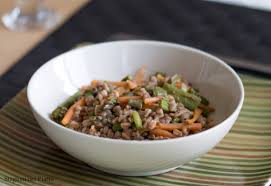 Se desiderate un pasto unico e completo, ma che rimanga leggero e pratico da portare a lavoro, potete aggiungere all'insalata di farro dei bocconcini di pollo marinati e cotti alla griglia. Insalata Di Farro Con Verdure Di Primavera Stagioni Nel Piatto