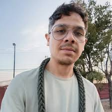 Tocaron a mi puerta dos niños del barrio. Uno cargaba un cepillo que usaba  como un micrófono y otro el rollo de un papel de baño como si fuera una  cámara. Dice