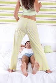 strophe 2 stark und schwach, müde und wach eckig oder part gegensätze zieh'n sich an immer wieder frau und mann immer schatten, wenig licht doch ohne liebe geht es nicht. Sexy Frau Stand Vor Einem Mann Im Bett Verfuhrung Moment Lizenzfreie Fotos Bilder Und Stock Fotografie Image 14793849