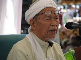 In 1963, tok guru nik aziz married with tuan sabariah tuan ishak (at that time his wife was 14 years old). Video Mutiara Kata Almarhum Tuan Guru Nik Aziz Kitareporters Semua Boleh Jadi Reporter