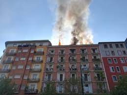 Tutte le famiglie residenti sono state . Incendio A Milano In Fiamme Sottotetto Di Un Palazzo In Zona Washington