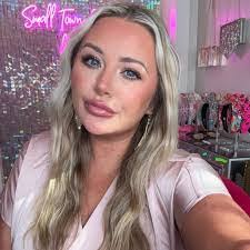 Elisa Kellum's Instagram, Twitter & Facebook