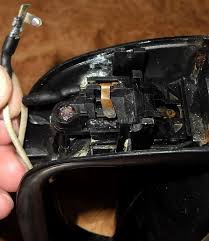 Peranti keselamatan ini membantu melindungi anda daripada terkena elektrik jika terjadi kesalahan dan juga menghalang muatan beban pendailan yang dapat memulakan. Butang Pada Cerek Elektrik Tidak Berfungsi Bagaimana Untuk Menyambung Cerek Elektrik Secara Langsung