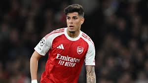 O Barcelona planeja uma transferência surpresa de Piero Hincapie, apesar de o Arsenal ter uma opção de compra de 45 milhões de libras sobre o jogador emprestado pelo Bayer Leverkusen
