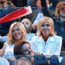 Dans cette interview, il s'alarme d'une société qui se racialise. Brigitte Macron So Hubsch Sind Ihre Tochter Gala De