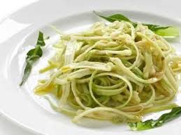 Servire unendo gli straccetti, l'insalata di puntarelle e le alici marinate e guarnire con una manciata di semi di sesamo. Puntarelle Con Salsa Di Alici Mangiare Bene