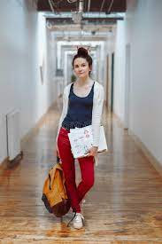 Dabei habe ich gesehen, wie er sie einer frau aus der einkaufstasche nahm. Junge Brunettestudentin Weiblicher Zeichnungsdesignerkunstler In Der Halle Der Collegeuniversitat Person Bei Der Arbeit Stockbild Bild Von Ausdruck Authentisch 95604371
